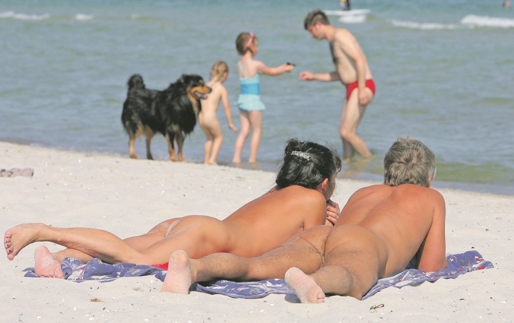 Семейный Нудизм На Пляже Фото